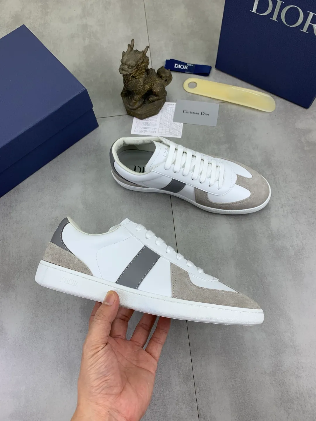 Men's shoes 💰P360 New Dior B01 moral training shoes, white first-layer cowhide, original molded outsole. New to the fall collection, this sneaker marks the return of a Dior classic, reinterpreted in a stylish and elegant silhouette. Crafted from white smooth first-grain cowhide with a tonal silk sheepskin lining, it features the Dior logo on the tongue and inner sides, and a CD icon on the heel. Paired with Tpu anti-slip soles of the same color, it can be matched with various styles to create a sophisticated look.  Code number: 38-44